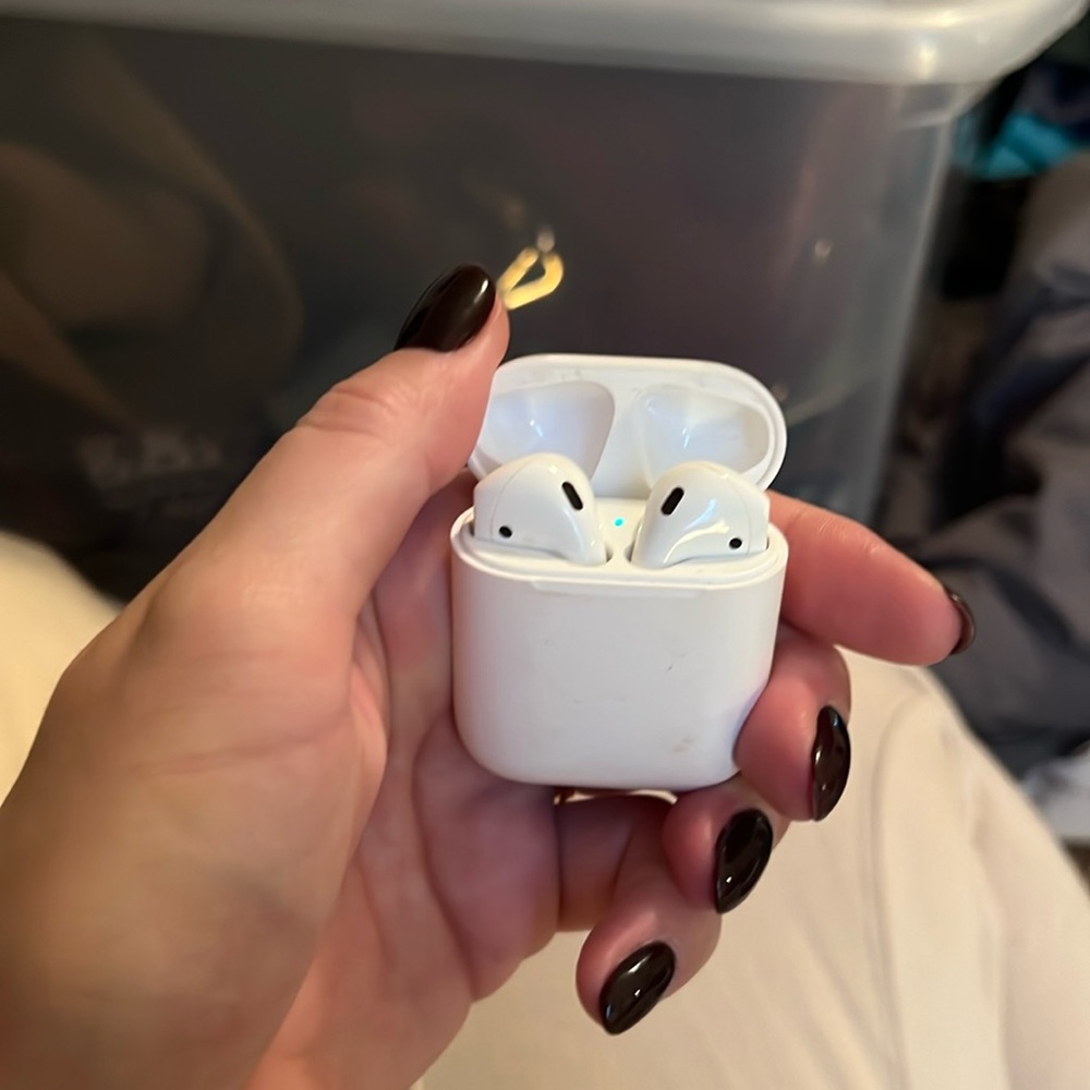 Apple AirPods 1st Generation (A1722)